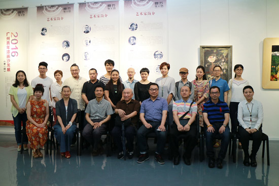 出席開幕式的嘉賓和參展藝術(shù)家合影