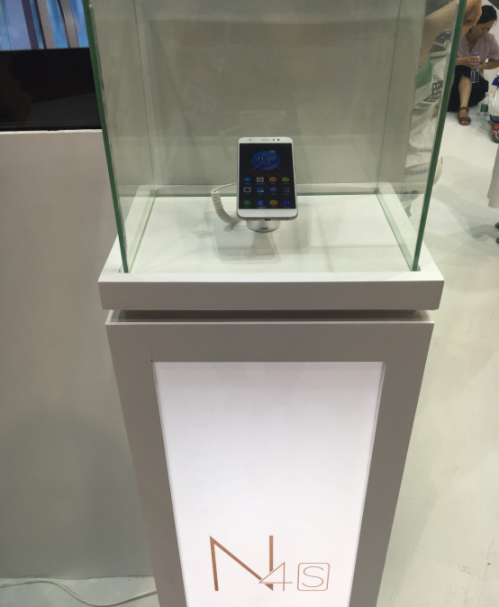 2016天翼展直擊：N4S提前驚現(xiàn)360手機全系產(chǎn)品亮相370