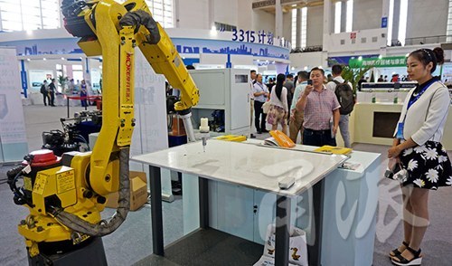 多功能育嬰箱、管道機(jī)器人…快來(lái)會(huì)展中心看高科“尖貨”